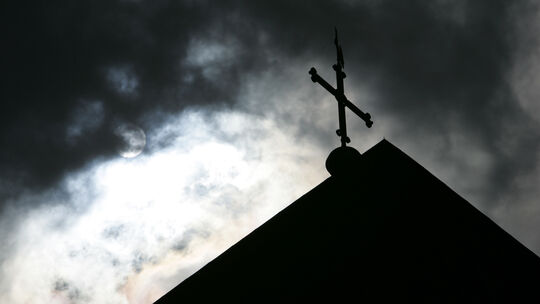 Kreuz im Gegenlicht