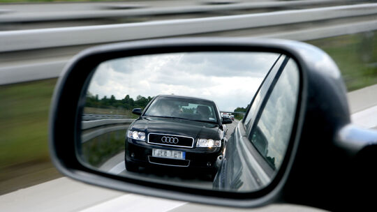 Zum Themendienst-Bericht vom 10. Oktober 2019: Plötzlich füllt ein Auto den Seitenspiegel aus: Auch wenn es bei so einer Drängel Gefahr für Autofahrer: So gehen Sie richtig mit Dränglern um
