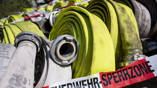 Erste Aufräumarbeiten beim Brand im Berliner Grunewald