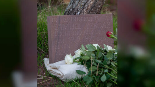 Eine Teilnehmerin der Gedenkkundgebung für den 1991 bei einem Brandanschlag getöteten ghanaischen Asylbewerber Samuel Yeboah leg Gedenkkundgebung für Samuel Yeboah