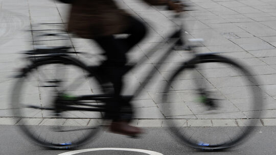 ARCHIV - Eine Frau fährt am 02.04.2013 in Stuttgart (Baden-Württemberg) mit ihrem Fahrrad über einen Radweg. Foto: Daniel Bockwo Radfahren