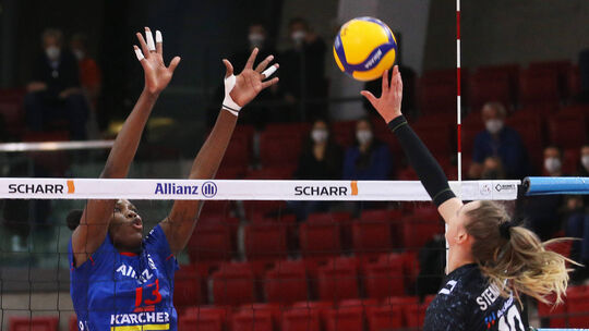 BAU// 12.2.2022 Stuttgart Volleyball Bundesliga Allianz MTV Stuttgart vs. Ladies in Black Aachen, v.l. Krystal Rivers (