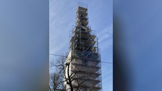 2023-kirche-auf-der-seite-zum-pfarrhaus-komplett-einegrustet-mai