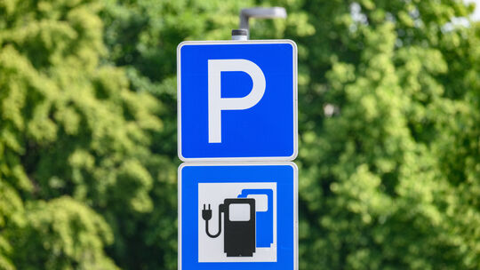 Parkplatz mit E-Ladestation