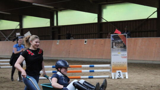 Die Geschwister Annika und Melina Wagner beim Reitturnier auf dem Thomashof in Mayen während des Schubkarrenrennens.