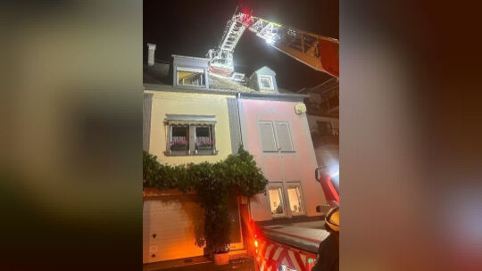 Schornstein kracht vom Haus