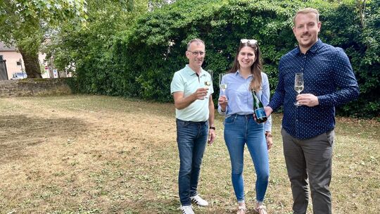 Bürgermeister Michael Greiner stößt mit Elisa Marie und Felix Kehl auf das Hotelprojekt auf dem Kessel´schen Gelände an. 2025 so sobernheim-hotelneubau2