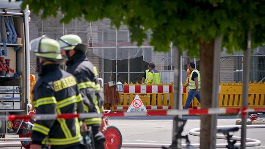 07.07.2023, Rheinland-Pfalz, Koblenz: Im Bereich Casinostrasse/Ecke Clemensstrasse in Koblenz kam es zu einem Gasleck. Es besteh Gasausströmung in Koblenz