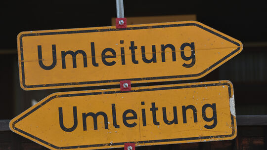 Umleitungsschilder für zwei Richtungen