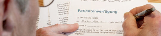 Zum Themendienst-Bericht vom 24. September 2019: Wer eine Patientenverfügung unterschreibt, muss möglichst genau beschreiben, fü Für den Notfall: Keine Muster-Patientenverfügung nutzen