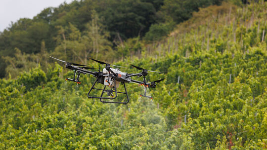 Vorführung "Innovativer Drohneneinsatz im Steillagenweinbau" des DLR Mosel in Bernkastel-Kues. Eine Drohne vom Typ DJI Agras T30