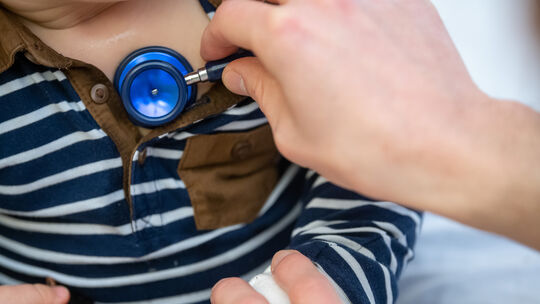 Kinderarzt untersucht Kind