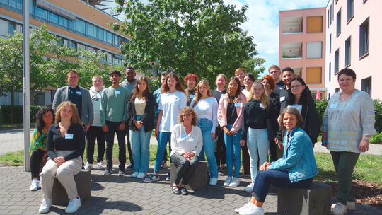 gruppenfoto-2-generalistische-pflegefachausbildung-franziskanerbrueder