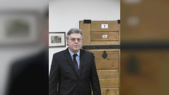 konferenzraum-jva-rohrbach-ca-2019-im-hintergrund-haftraumtur-aus-der-jva-diez-von-1912