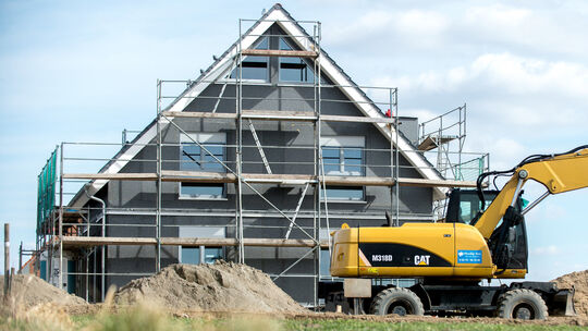 Preisexplosion: So sparen Sie beim Hausbau sinnvoll Kosten