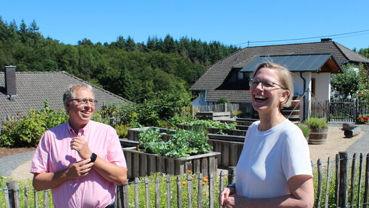 Oberradens Ortsbürgermeister Achim Braasch und Staatssekretärin für Inneres Simone Schneider