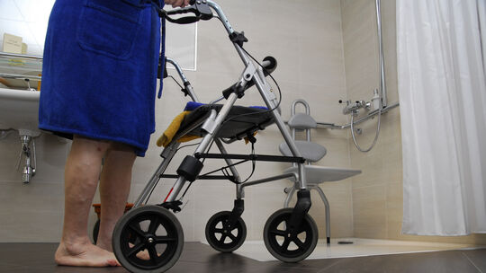 mit-rollator-zur-dusche