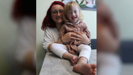 Alina und ihre Mama Sandra Leonhard: Dem Mädchen aus Kobern-Gondorf geht es nach seiner schweren Erkrankung wieder besser. - 1