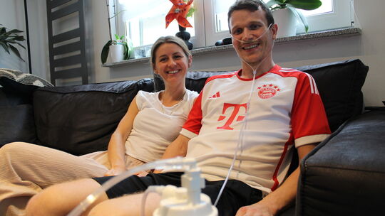 Jan Lohrum und seine Frau Katharina. Der frühere Fußballer braucht heute ein Sauerstoffgerät.