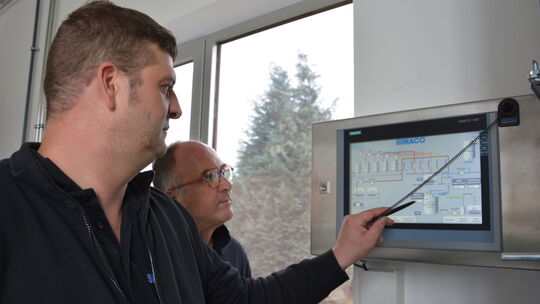 Neue Farben auf Knopfdruck: Marc Eble, Industriemeister und Verantwortlicher für die Ausbildung von Chemikanten, und Simaco-Gesc