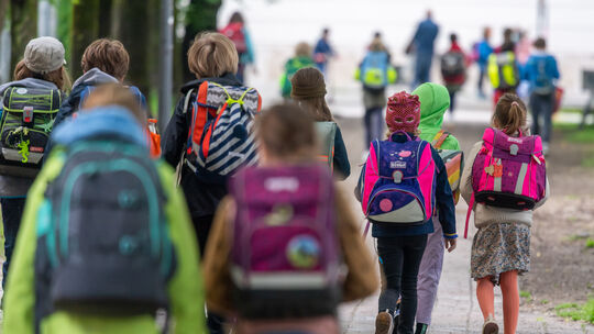 Schulkinder auf dem Schulweg