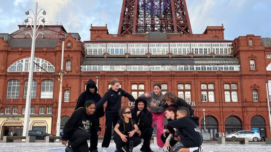 Der Comedy-Carpet vor dem Blackpool-Tower wird zum Dancefloor für die Tanzfabrik Mittelrhein und viele andere Tänzer, die an der