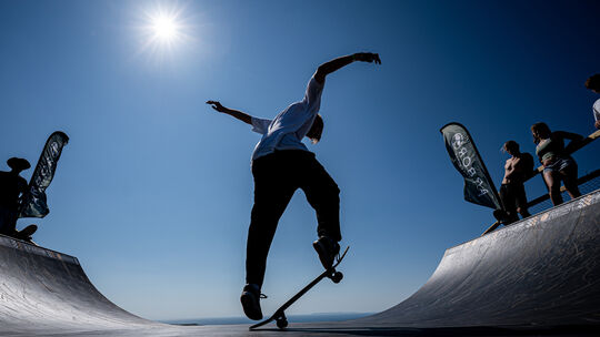Skater auf der Minirampe beim Wavelength Spring Classic Festival. +++ dpa-Bildfunk +++ Wavelength Spring Classic Festival in Woolacombe Bay