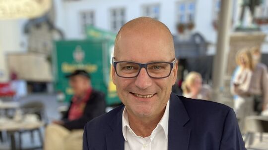 Torsten Schupp ist gut gelaunt, als wir ihn im Café auf dem Jesuitenplatz treffen. Seine Krebsdiagnose ist gut zweieinhalb Woche img_7419