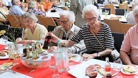 Seniorenfeier der Stadt Neuwied im Heimathaus: Brotzeit, Film, Tanz, Musik und Zauberei