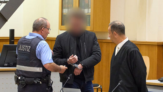 Rassistischer Brandanschlag: Mehrjährige Haft wegen Mordes