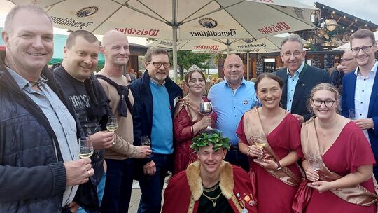 Wo soll das Braubacher Winzerfest künftig stattfinden? Die Stadtratsmitglieder (von links) Lothar Lahnstein, Björn Dennert, Den 1696013773469