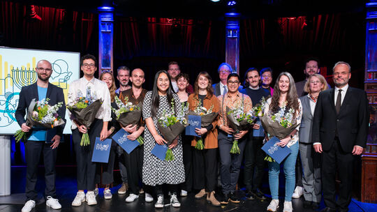 Die Sieger wurden bei der "Slammt Tacheles!"-Preisverleihung in der Bar jeder Vernunft in Berlin geehrt. 231009_242