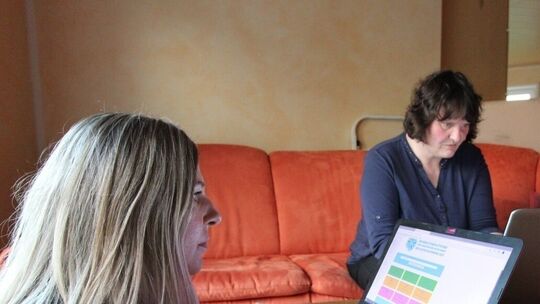 Monika Benedikt (links) und die Dierdorferin Ruth Ehrenstein recherchieren ständig Informationen für Flut-Wiki und publizieren d