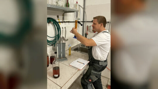 Peter Stemmer bei der Arbeit. 

Es zeigt mich selbst bei der Arbeit an
meinem Hagebutten-Sherry.