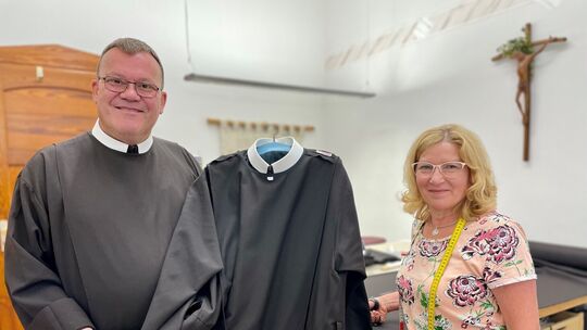 Maßarbeit aus Hausen: Franziskanerbrüder vom Heiligen Kreuz profitieren von eigener Schneiderei.