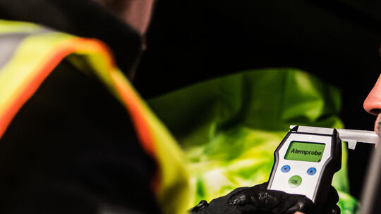 Schwerverletzt nach Unfall: Haftet betrunkener Beifahrer mit?