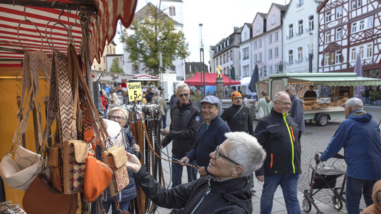 Stände mit Lederartikeln wie Taschen oder Portemonnaies waren auch ganz hoch im Kurs und luden die Besucher zum Stöbern ein. _j9a9994