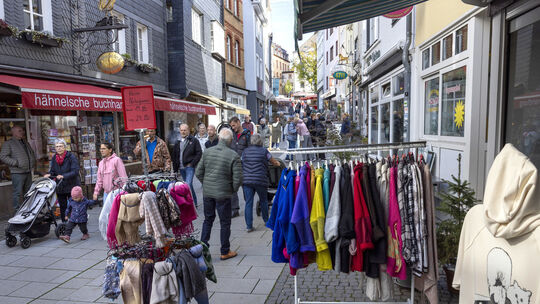 Auf dem Weg hoch zum Alten Markt herrschte zwischen den verschiedenen Außenständen der Geschäfte in der Innenstadt ein geschäfti _j9a9937