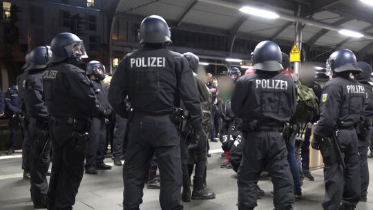 Massenschlägerei nach Neonazi-Demo - Bonner Bahnhof kurz gesperrt