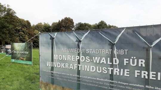 Plakate der BI Windkraft stehen auf Monrepos