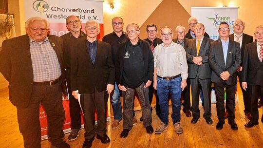 Alle Vereinsvertreter und der Vorsitzende der Chorgruppe Süd, Alfred Labonte (2. von links), dankten den Jubilaren für ihr zuver Ehrungsveranstaltung des Chorverbandes Westerwald