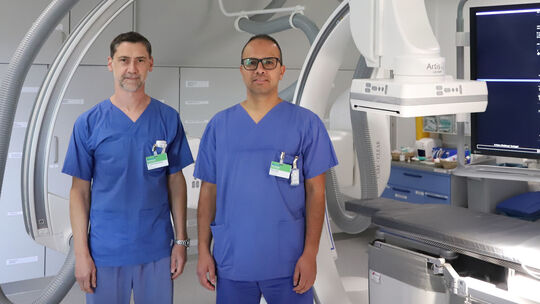Dr. Gregor Richter (links) leitet als Chefarzt die Neuroradiologie am „Stilling“ und arbeitet dabei Seite an Seite mit dem leite neuroradiologie-erweitert-stilling-spektrum