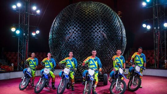 circus-probst-motorrad-kugel-1