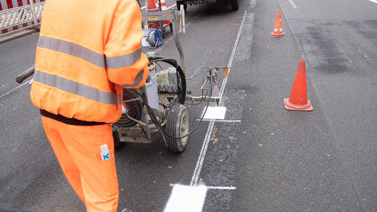 Neue Fahrspuren auf der Straße Unter den Linden