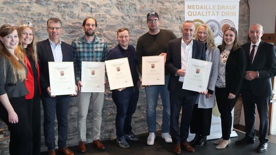 Hoch oben über Bernkastel-Kues, auf der Burg Landshut, wurden die Urkunden für die Siegerweine und Siegerbrände überreicht. Kamm