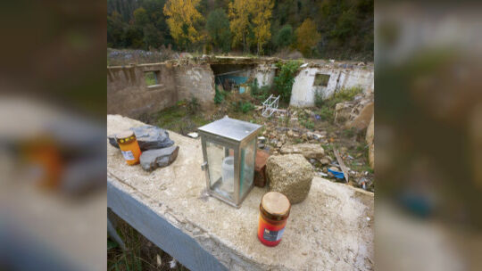 30.10.2023, Rheinland-Pfalz, Altenahr: Kerzen erinnern auf den Grundmauern eines Hauses an die Opfer der Flutkatastrophe im Ahrt Nach der Flutkatastrophe an der Ahr