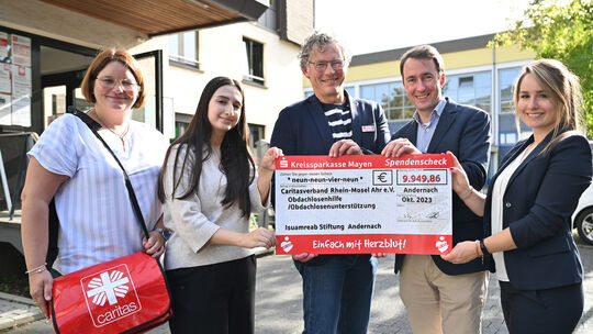 Bei der Spendenübergabe in Andernach (von links): Christiane Böttcher (Caritas-Bereichsleitung Soziale Dienste), Hilan Mahko (Ca foto_isumreab-stiftung_and_bericht_10-2023