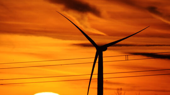 Sonnenuntergang mit Windrad