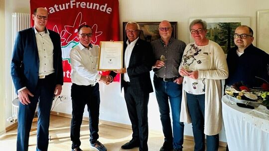 Seine Gratulation an den Verein um seinen Vorsitzenden Joachim Schimikowski verband Landrat Achim Hallerbach mit dem Appell, das 100 Jahre Naturfreunde Leutesdorf