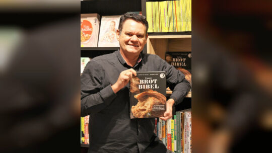 Fotograf Ingo Hilger aus Neuwied präsentiert mti Starkoch Johann Lafer neues Brotbackbuch